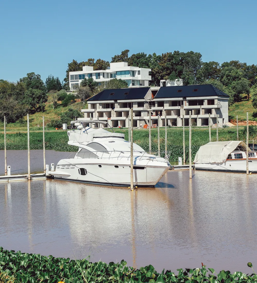 La marina y el club house de Azahares sobre el río Paraná