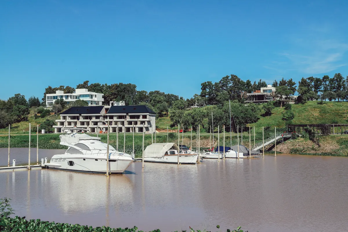 La marina y el club house sobre el río Paraná