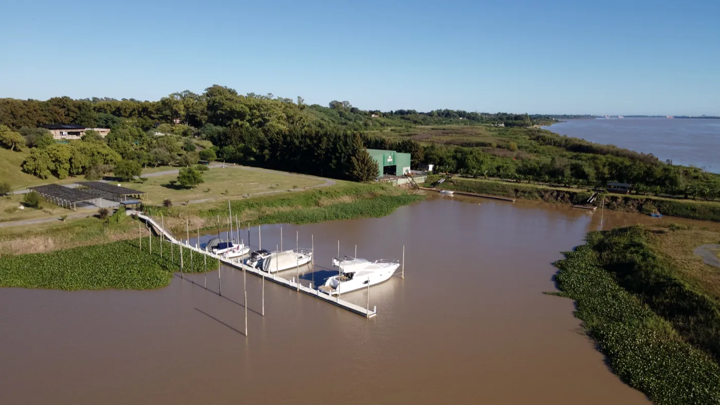 Vista aérea de la marina de Azahares del Paraná y el frente costero sobre el río Paraná, en Fighiera