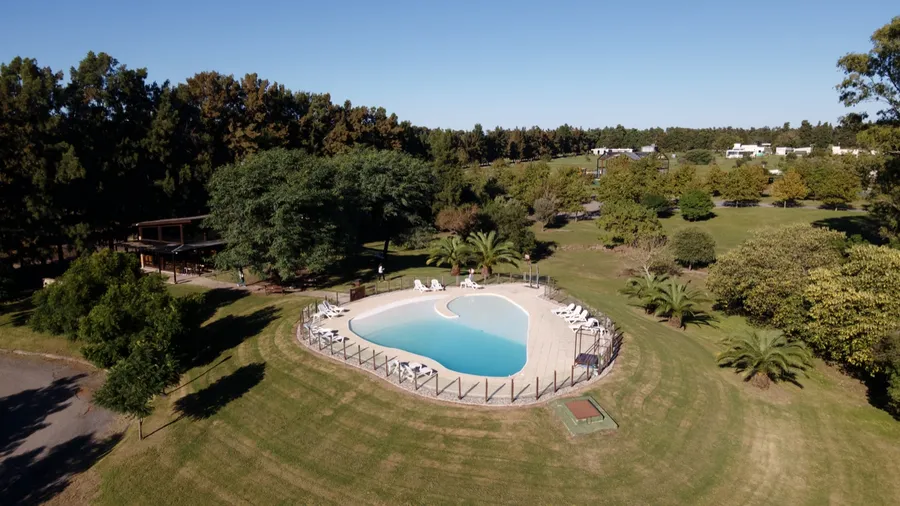 Vista aérea de la piscina y los espacios verdes comunes