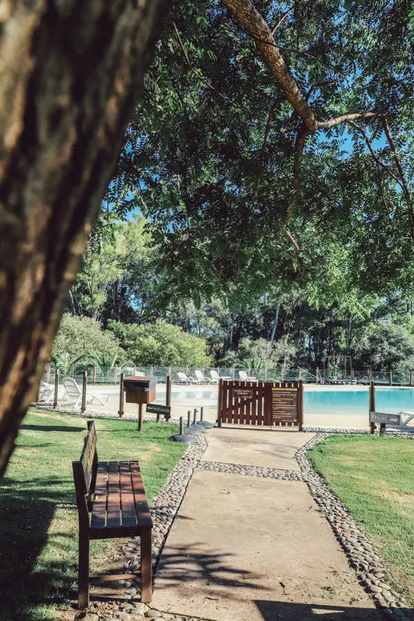 Piscina vista desde el camino del parque