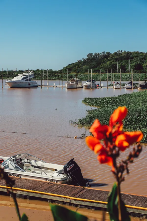 Muelle y lancha sobre el río Paraná